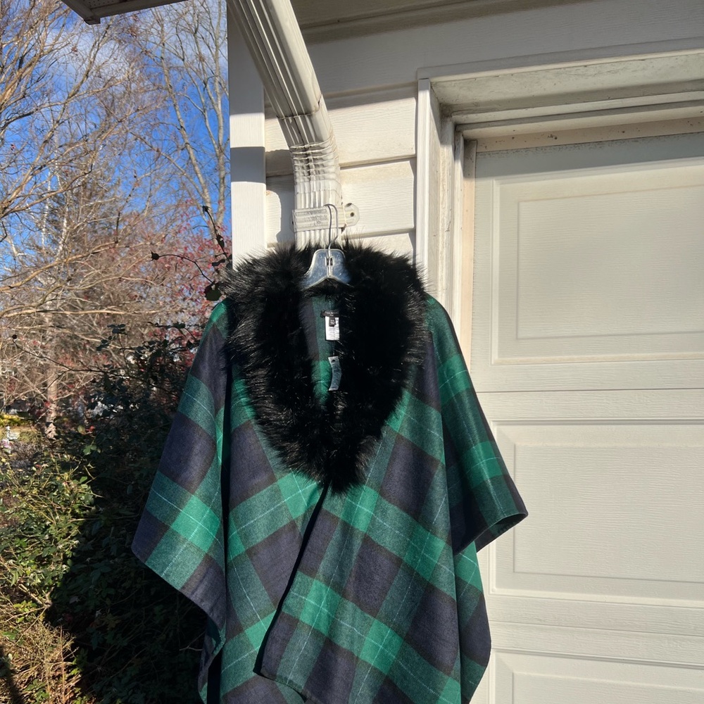 NWT Talbots Cozy Green Navy White Plaid Optional Faux Fur Collar Poncho - Picture 2 of 6
